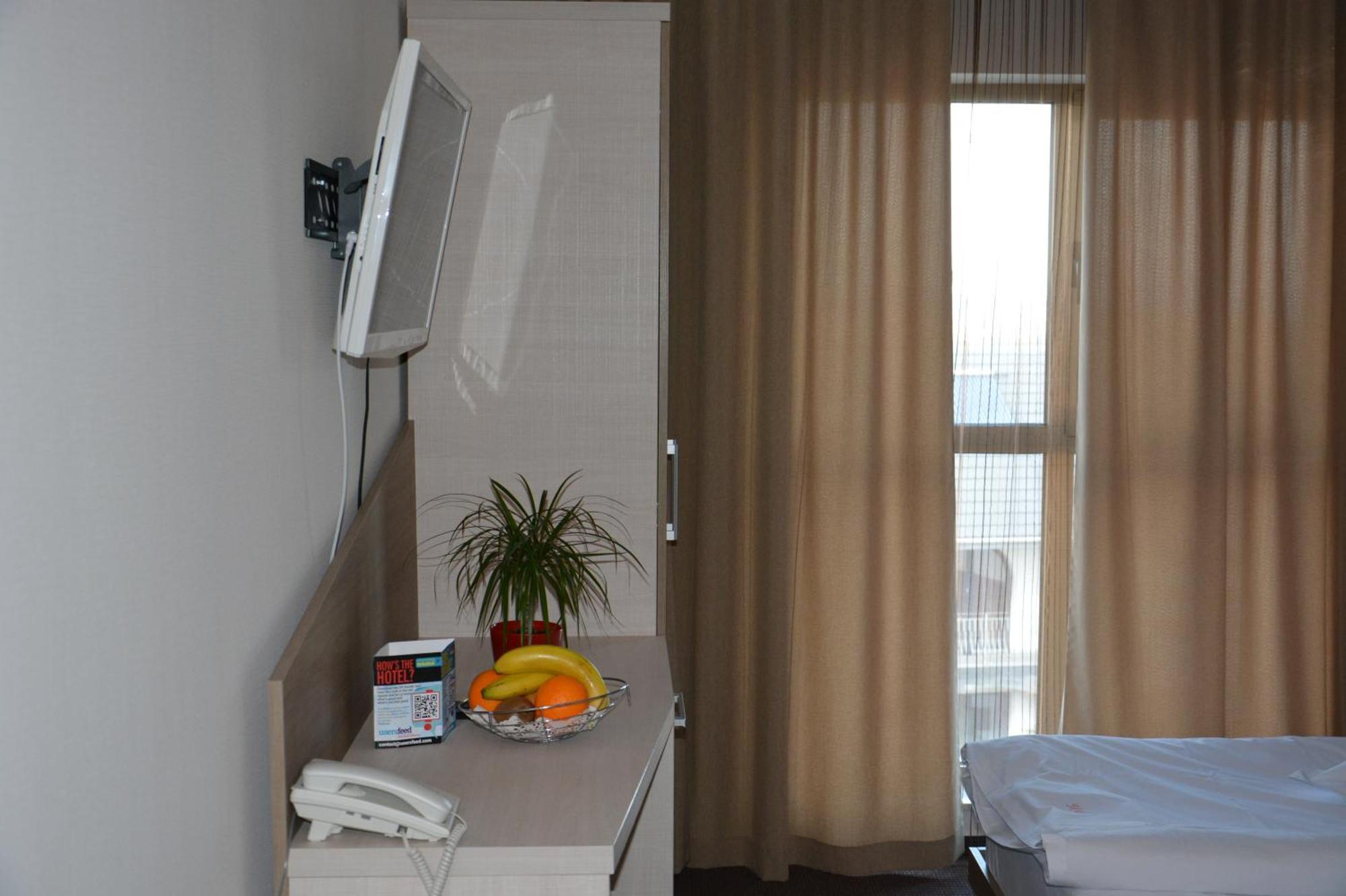 Albert Hotel Плоешти Номер фото