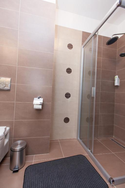 Albert Hotel Плоешти Экстерьер фото